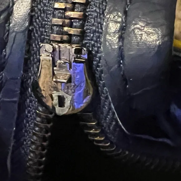 Graffiti Women's Leather Handbag Shoulder Bag with Zipper Closure - Picture 11 of 15